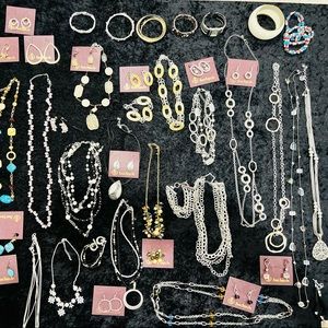 Premier Jewelry! Like new- only used to display and try on at shows!